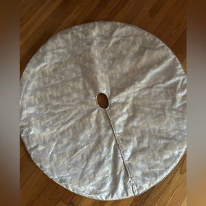 Santa’s Best 46” Christmas Tree Skirt! Silver, White & Muted Gold. Glitter!